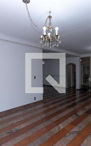 Casa à venda com 540m², 6 quartos e 4 vagas Casa à venda com 540m², 6 quartos e 4 vagasSala de Estar