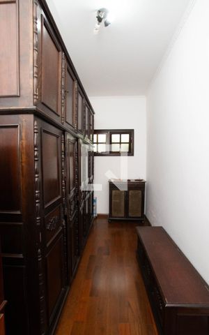 Casa à venda com 300m², 3 quartos e 5 vagas Casa à venda com 300m², 3 quartos e 5 vagasCloset da suíte
