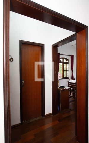 Casa à venda com 300m², 3 quartos e 5 vagas Casa à venda com 300m², 3 quartos e 5 vagasCorredor