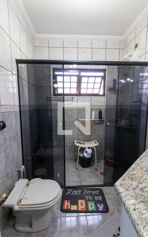 Casa à venda com 257m², 5 quartos e 4 vagasBanheiro do Quarto 1