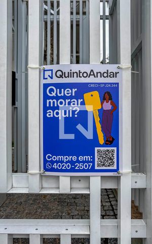 Casa de condomínio à venda com 404m², 3 quartos e 6 vagas Casa de condomínio à venda com 404m², 3 quartos e 6 vagasPlaca Banner instalada na Fachada e portaria