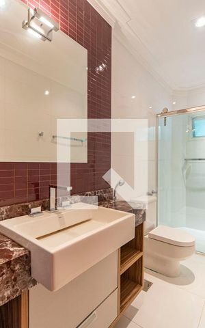 Casa de condomínio à venda com 404m², 3 quartos e 6 vagas Casa de condomínio à venda com 404m², 3 quartos e 6 vagasBanheiro Social