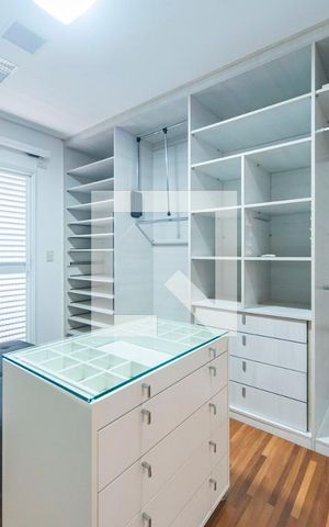 Casa de condomínio à venda com 404m², 3 quartos e 6 vagas Casa de condomínio à venda com 404m², 3 quartos e 6 vagasCloset do Quarto 3