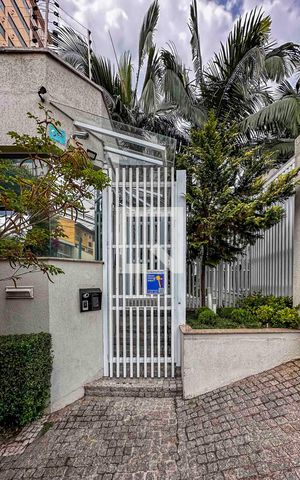 Casa de condomínio à venda com 404m², 3 quartos e 6 vagas Casa de condomínio à venda com 404m², 3 quartos e 6 vagasPlaca Banner instalada na Fachada e portaria