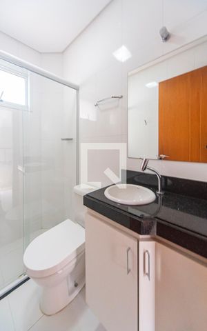 Casa de condomínio à venda com 404m², 3 quartos e 6 vagas Casa de condomínio à venda com 404m², 3 quartos e 6 vagasBanheiro de serviço