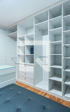Casa de condomínio à venda com 404m², 3 quartos e 6 vagas Casa de condomínio à venda com 404m², 3 quartos e 6 vagasCloset do Quarto 3