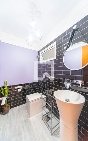 Casa de condomínio à venda com 404m², 3 quartos e 6 vagas Casa de condomínio à venda com 404m², 3 quartos e 6 vagasLavabo