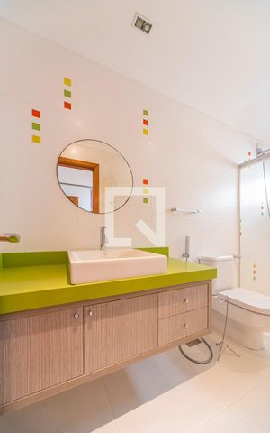Casa de condomínio à venda com 404m², 3 quartos e 6 vagas Casa de condomínio à venda com 404m², 3 quartos e 6 vagasBanheiro do Quarto 2