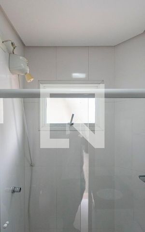 Casa de condomínio à venda com 404m², 3 quartos e 6 vagas Casa de condomínio à venda com 404m², 3 quartos e 6 vagasBanheiro de serviço