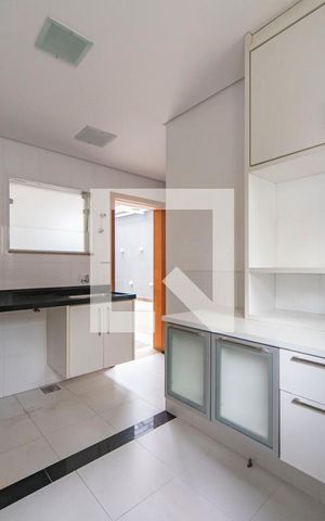Casa de condomínio à venda com 404m², 3 quartos e 6 vagas Casa de condomínio à venda com 404m², 3 quartos e 6 vagasÁrea de serviço2