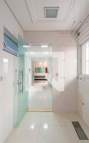 Casa de condomínio à venda com 404m², 3 quartos e 6 vagas Casa de condomínio à venda com 404m², 3 quartos e 6 vagasÁrea de Serviço