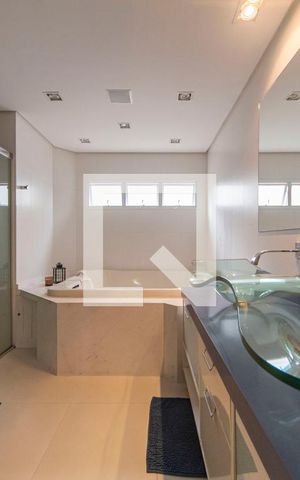 Casa de condomínio à venda com 404m², 3 quartos e 6 vagas Casa de condomínio à venda com 404m², 3 quartos e 6 vagasBanheiro do Quarto 3