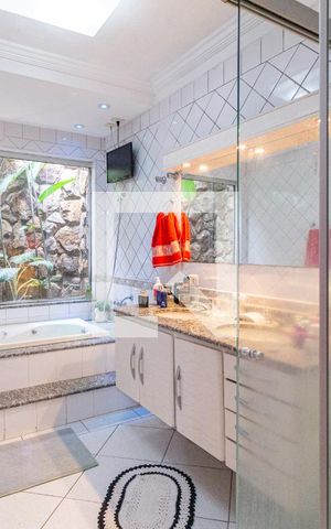 Casa à venda com 224m², 5 quartos e 3 vagasBanheiro da suíte