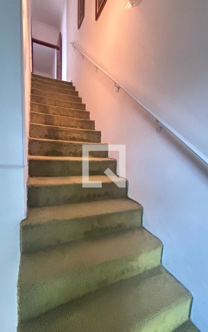 Casa para alugar com 196m², 3 quartos e 3 vagas Casa para alugar com 196m², 3 quartos e 3 vagasEscada