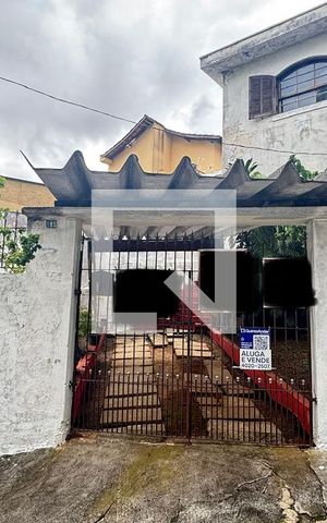 Casa para alugar com 196m², 3 quartos e 3 vagas Casa para alugar com 196m², 3 quartos e 3 vagasFachada