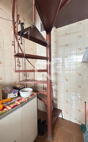 Casa para alugar com 196m², 3 quartos e 3 vagas Casa para alugar com 196m², 3 quartos e 3 vagasEscada