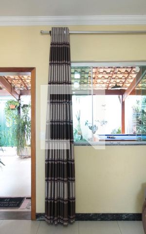 Casa à venda com 492m², 3 quartos e 3 vagasSala