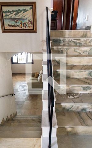 Casa à venda com 220m², 3 quartos e 2 vagasEscada