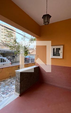 Casa à venda com 200m², 6 quartos e 3 vagas Casa à venda com 200m², 6 quartos e 3 vagasFrente