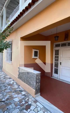 Casa à venda com 200m², 6 quartos e 3 vagas Casa à venda com 200m², 6 quartos e 3 vagasFrente