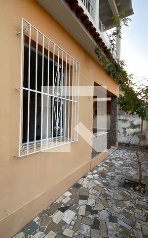 Casa à venda com 200m², 6 quartos e 3 vagas Casa à venda com 200m², 6 quartos e 3 vagasFrente