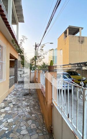Casa à venda com 200m², 6 quartos e 3 vagas Casa à venda com 200m², 6 quartos e 3 vagasFrente