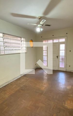 Casa à venda com 200m², 6 quartos e 3 vagas Casa à venda com 200m², 6 quartos e 3 vagasSala