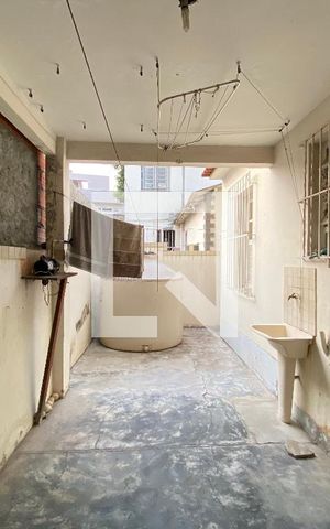 Casa à venda com 200m², 6 quartos e 3 vagas Casa à venda com 200m², 6 quartos e 3 vagasÁrea de Serviço