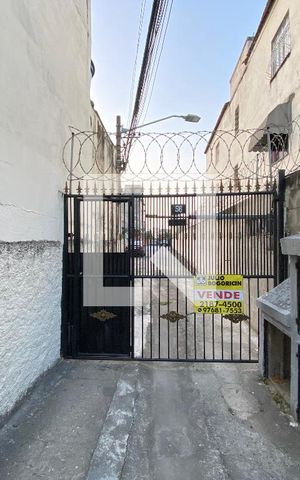 Casa à venda com 200m², 6 quartos e 3 vagas Casa à venda com 200m², 6 quartos e 3 vagasFachada