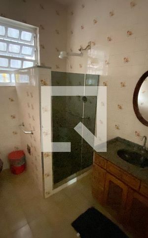 Casa à venda com 200m², 6 quartos e 3 vagas Casa à venda com 200m², 6 quartos e 3 vagasBanheiro