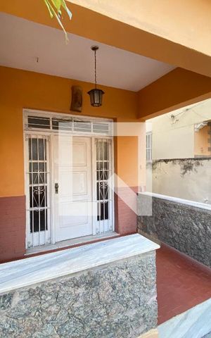 Casa à venda com 200m², 6 quartos e 3 vagas Casa à venda com 200m², 6 quartos e 3 vagasFrente