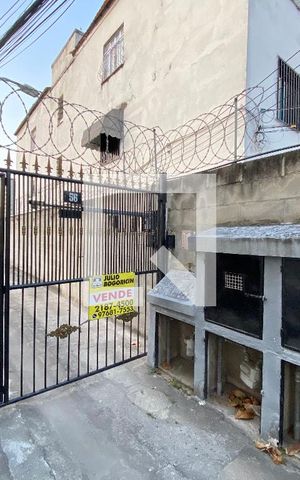 Casa à venda com 200m², 6 quartos e 3 vagas Casa à venda com 200m², 6 quartos e 3 vagasFachada