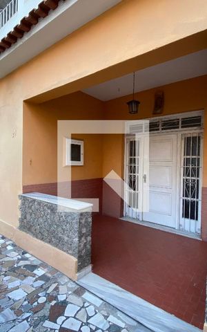 Casa à venda com 200m², 6 quartos e 3 vagas Casa à venda com 200m², 6 quartos e 3 vagasFrente