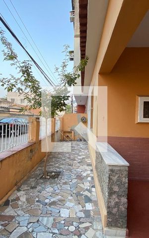 Casa à venda com 200m², 6 quartos e 3 vagas Casa à venda com 200m², 6 quartos e 3 vagasFrente