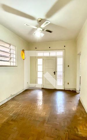 Casa à venda com 200m², 6 quartos e 3 vagas Casa à venda com 200m², 6 quartos e 3 vagasSala