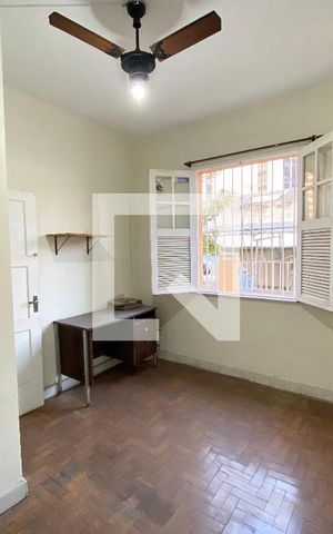 Casa à venda com 200m², 6 quartos e 3 vagas Casa à venda com 200m², 6 quartos e 3 vagasQuarto 1