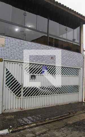 Casa à venda com 240m², 3 quartos e 2 vagas Casa à venda com 240m², 3 quartos e 2 vagasFachada