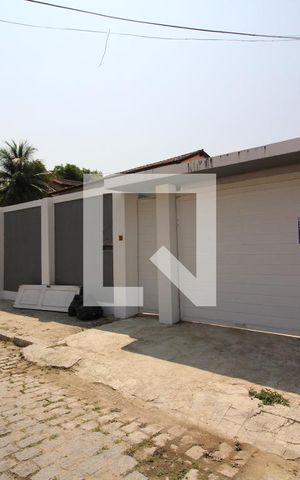 Casa de condomínio à venda com 500m², 4 quartos e 2 vagasFachada com Placa de Anúncio Quinto Andar