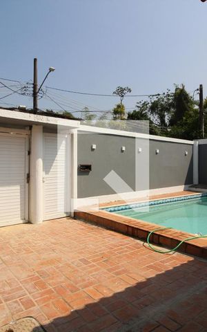 Casa de condomínio à venda com 500m², 4 quartos e 2 vagasFrente