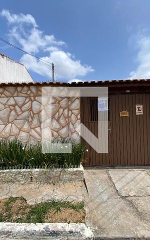 Casa à venda com 250m², 3 quartos e 3 vagas Casa à venda com 250m², 3 quartos e 3 vagasFachada
