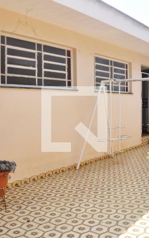 Casa à venda com 570m², 4 quartos e 6 vagas Casa à venda com 570m², 4 quartos e 6 vagasQuintal