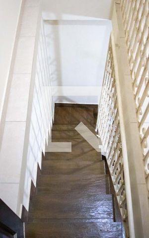 Casa para alugar com 80m², 2 quartos e 1 vaga Casa para alugar com 80m², 2 quartos e 1 vagaEscada