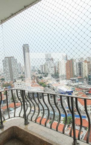 Apartamento à venda com 234m², 4 quartos e 3 vagas Apartamento à venda com 234m², 4 quartos e 3 vagasVaranda