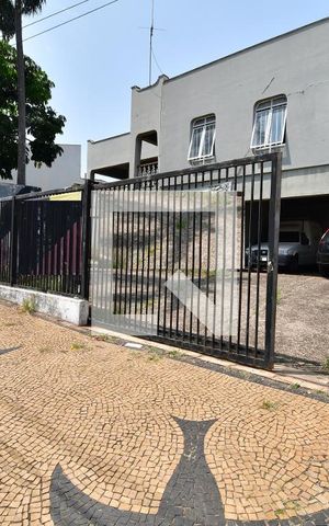 Casa à venda com 450m², 3 quartos e 4 vagasFachada / Garagem