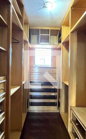 Apartamento à venda com 127m², 3 quartos e 2 vagas Apartamento à venda com 127m², 3 quartos e 2 vagasCloset da suíte