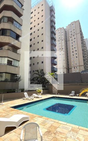 Apartamento à venda com 127m², 3 quartos e 2 vagas Apartamento à venda com 127m², 3 quartos e 2 vagasÁrea comum - Piscina