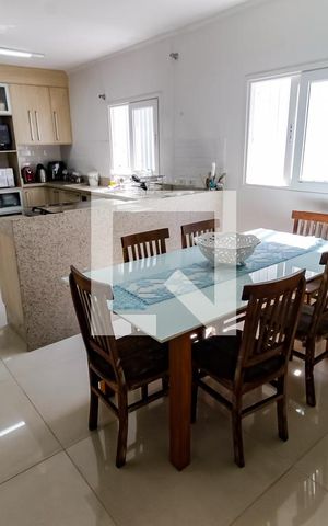 Casa para alugar com 450m², 6 quartos e 8 vagas Casa para alugar com 450m², 6 quartos e 8 vagasCopa
