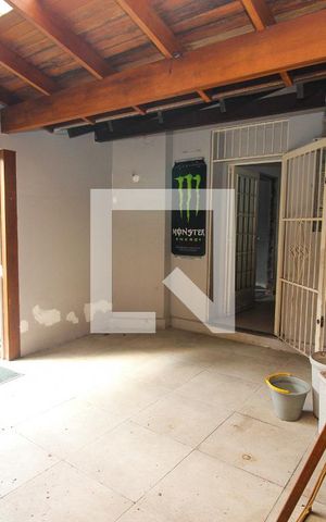 Casa para alugar com 320m², 4 quartos e 4 vagas Casa para alugar com 320m², 4 quartos e 4 vagasVaranda