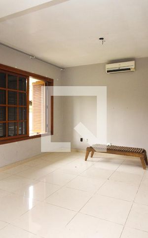Casa para alugar com 320m², 4 quartos e 4 vagas Casa para alugar com 320m², 4 quartos e 4 vagasSala 2