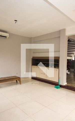 Casa para alugar com 320m², 4 quartos e 4 vagas Casa para alugar com 320m², 4 quartos e 4 vagasSala 2
